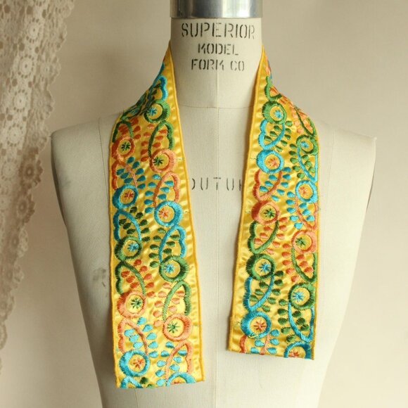 Vintage 1980s 1990s Belt, Ethnic Folk Art Yellow Satin Floral Embroidered Wide - Picture 10 of 10